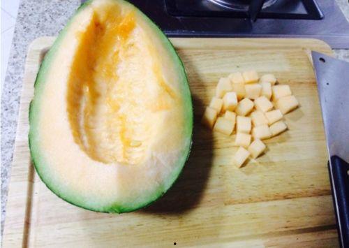 佳琪吃哈密瓜拌酸奶视频,哈密瓜拌酸奶，夏日清凉新吃法