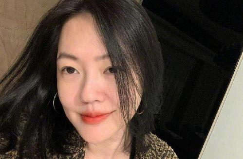 美女翻白眼吃瓜视频,美女演绎网络新潮流